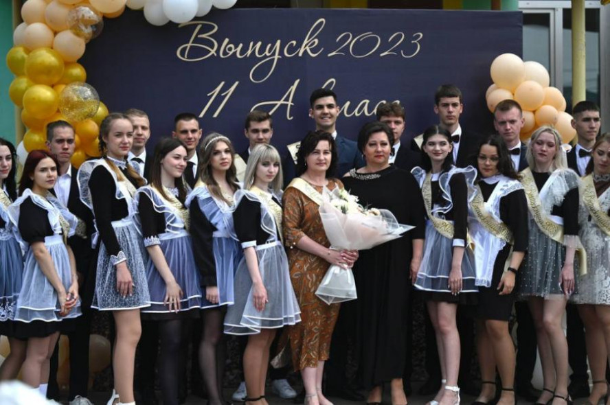 Максим Егоров поздравил выпускников с окончанием учебного года