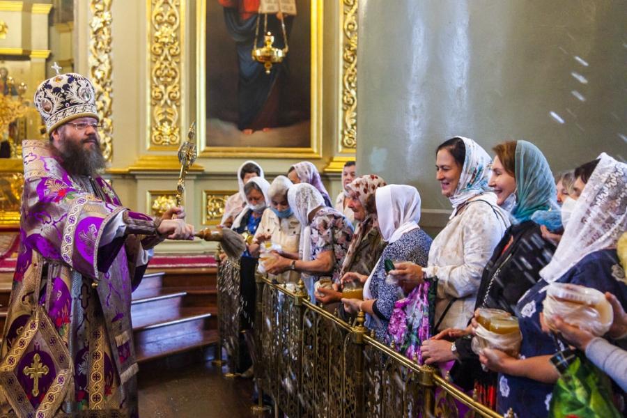 В Спасо-Преображенском кафедральном соборе Тамбова освятили новый сбор мёда