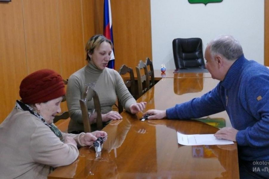 Глава Котовска Алексей Плахотников вручил ключи от новых квартир двум семьям, переселяющимся из аварийного дома