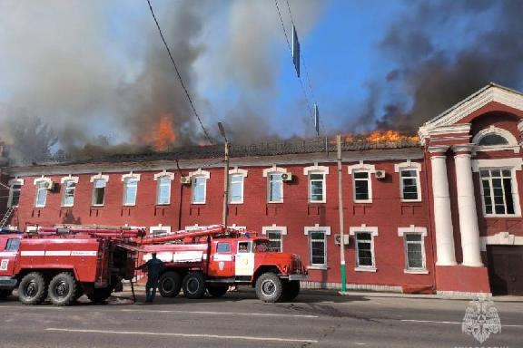 В Мичуринске горит здание городского суда