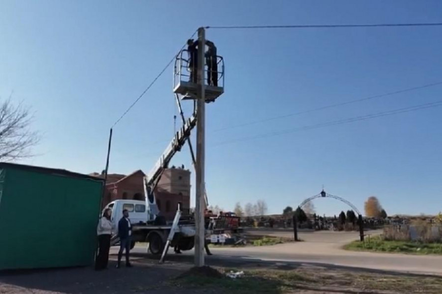 На кладбище в деревне Лужки продолжаются работы по благоустройству