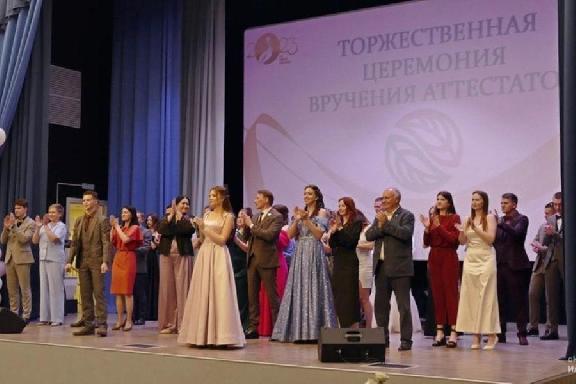 Глава Котовска поздравил выпускников школы-ЭКОТЕХ и вручил им аттестаты