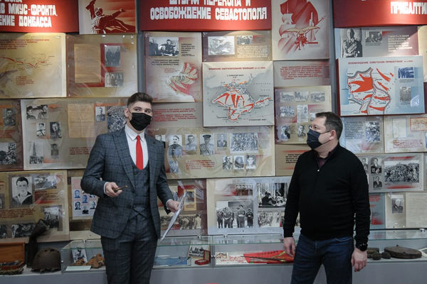 Максим Егоров вручил сертификат волонтёрам музея 2-ой гвардейской армии