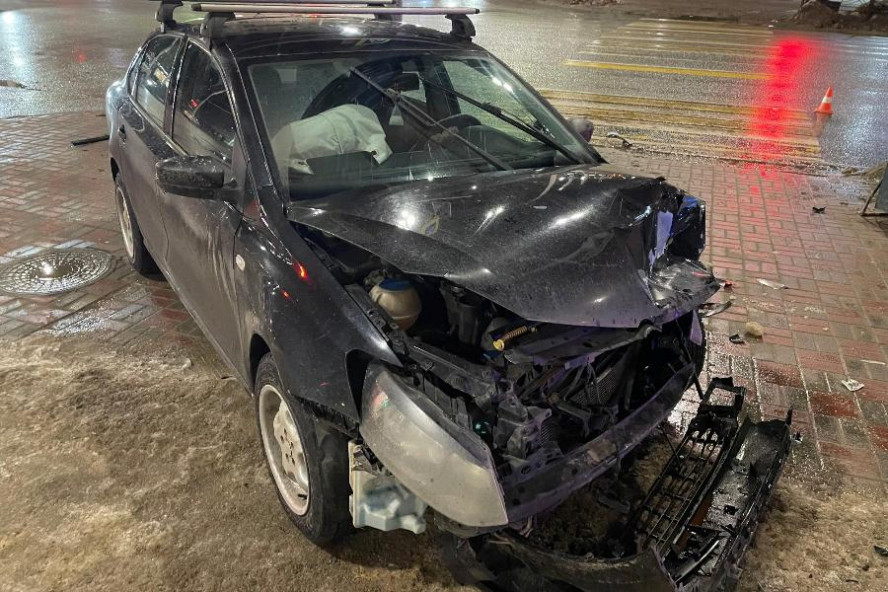 В Тамбове при столкновении двух автомобилей пострадали пассажир и пешеход