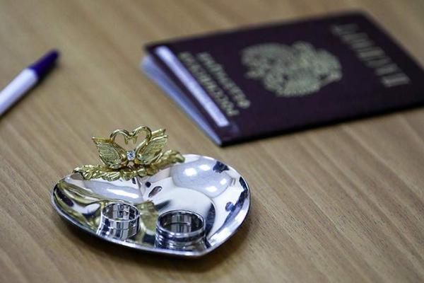 Россияне смогут ставить отметки о браках и детях в паспортах по желанию