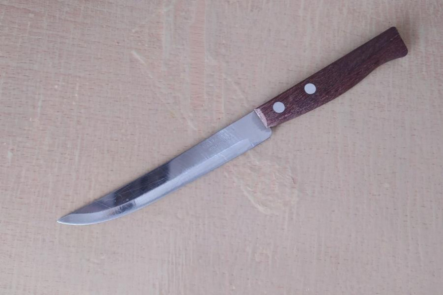 В Тамбовской области пенсионер ударил ножом приятеля во время застолья