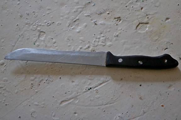 В Тамбовской области пациент дома престарелых угрожал санитарке ножом