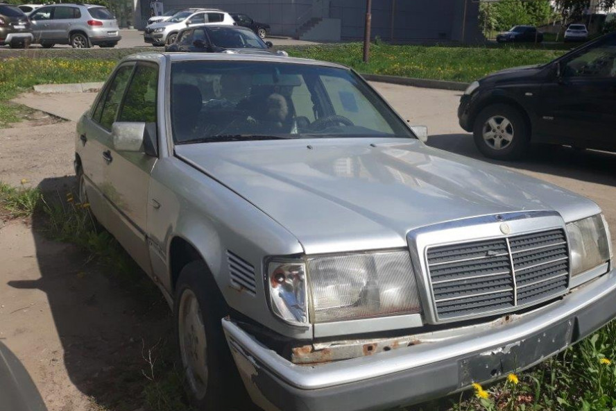 На севере Тамбова собственника "Мерседеса" просят убрать брошенный автомобиль