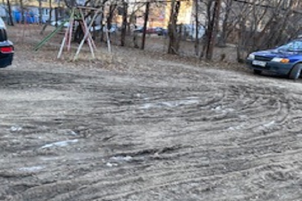 Жители улицы Чичканова попросили отремонтировать детскую площадку