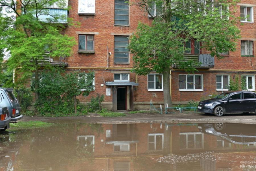 В Котовске после проливного дождя сточные воды затопили подъезд многоквартирного дома