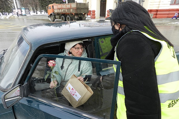 В Тамбове женщин-водителей поздравили с 8 марта