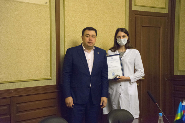 Ректор ТГУ наградил волонтеров-медиков за помощь людям в период пандемии