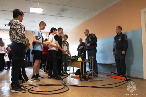 В Тамбове сотрудники МЧС провели для школьников игру "Юные защитники Отечества"
