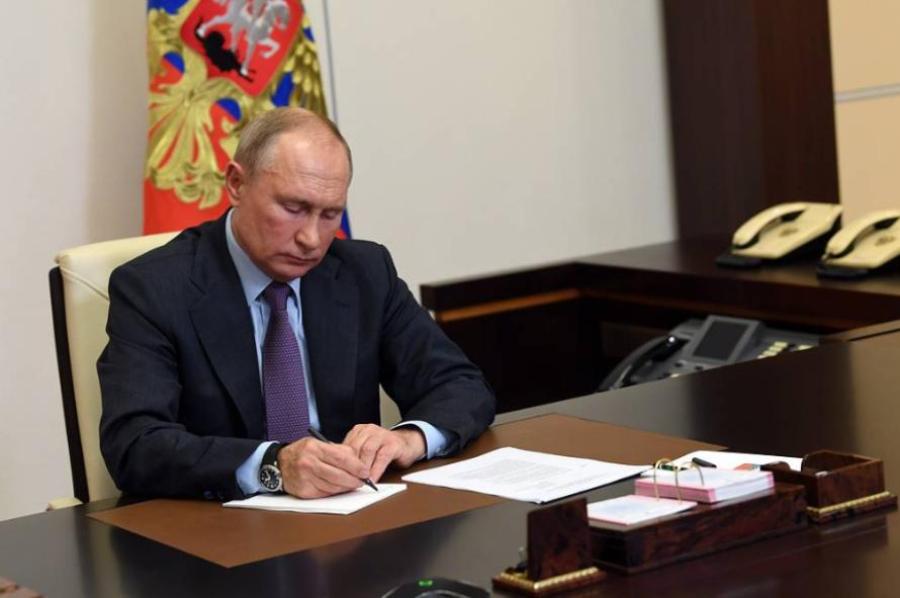 Владимир Путин подписал закон "об удаленке"