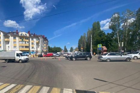 В Кирсанове велосипедист выехал на красный сигнал светофора и попал в ДТП