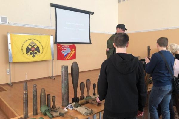 Руководители поискового отряда "Искатель-Тамбов" показали студентам ТГУ свои находки