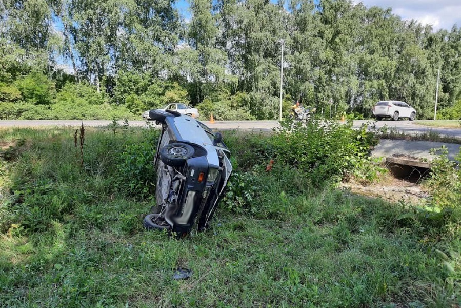 В Моршанском районе "Ока" перевернулась после столкновения с мотоциклом