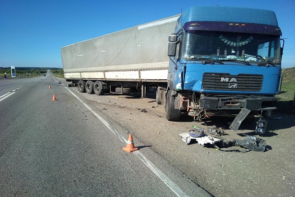 В Тамбовской области произошло ДТП с двумя легковушками и грузовиком