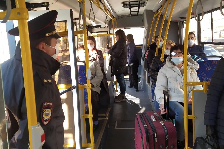 В восьми автобусах Тамбова выявлены нарушения масочного режима