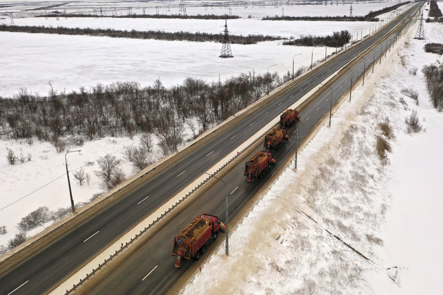 Последствия снегопада на тамбовских автотрассах устраняют более 100 единиц техники