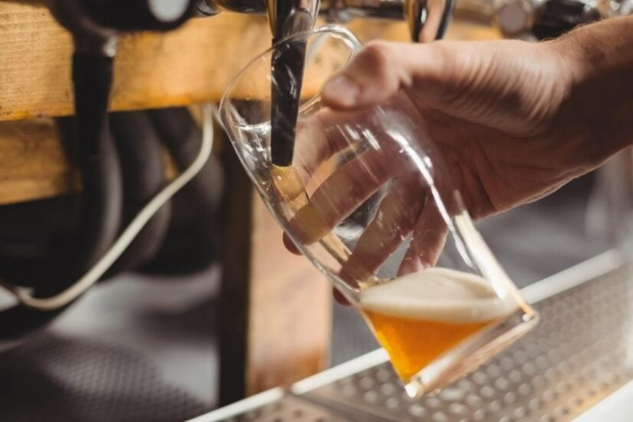 Госдума в первом чтении приняла закон о запрете продажи пива в "наливайках"