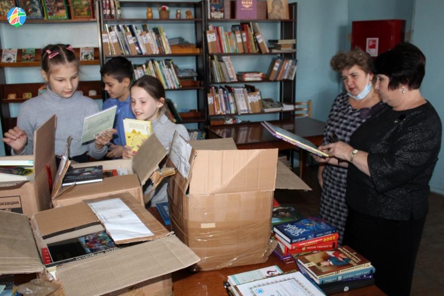 Детская библиотека Рассказова получила в дар новые книги