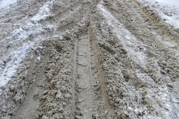 Жители поселка "Солнечный" просят очистить дороги от снега 