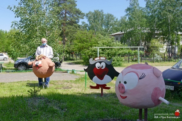В Котовске председатель ТСЖ "Уют" во время самоизоляции мастерит фигуры персонажей мультфильмов и украшает ими двор