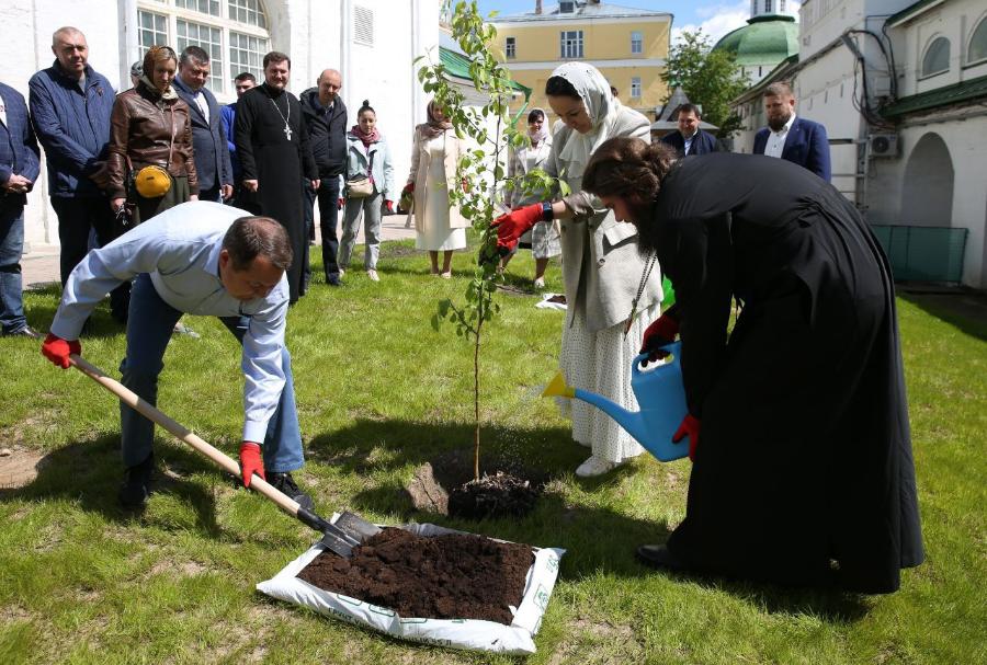 Делегация из Тамбова приняла участие в закладке сада в Троице-Сергиевой Лавре