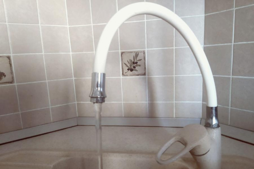 Жители Сосновского округа уже год жалуются на мутную и грязную питьевую воду