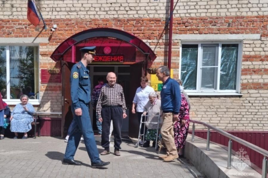 Тамбовские спасатели провели учебную эвакуацию в доме-интернате для престарелых