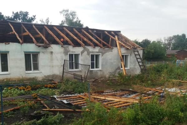 В Петровском районе ураган сорвал крыши с домов