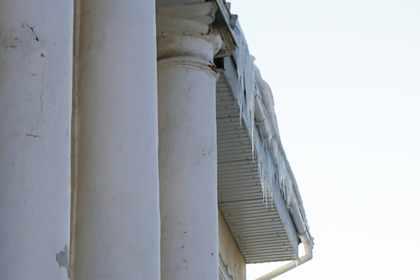 Собственникам зданий в Тамбове грозят штрафы за наледь на крыше