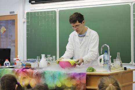 В экзамен по химии для девятиклассников в этом году впервые включат химический эксперимент 