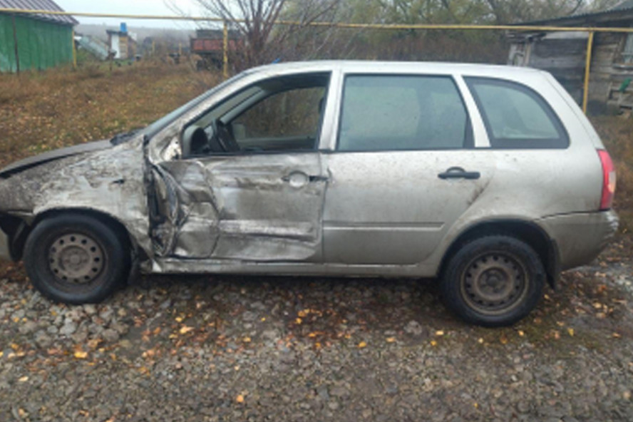 В Тамбовской области водитель "Калины" врезался в столб