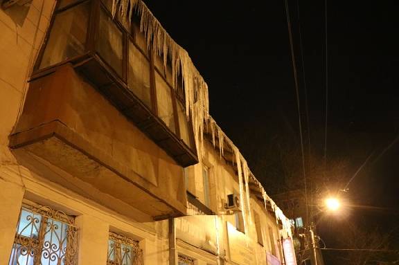 В Тамбове прокуратура требует от управляющей организации удалить сосульки с крыш домов