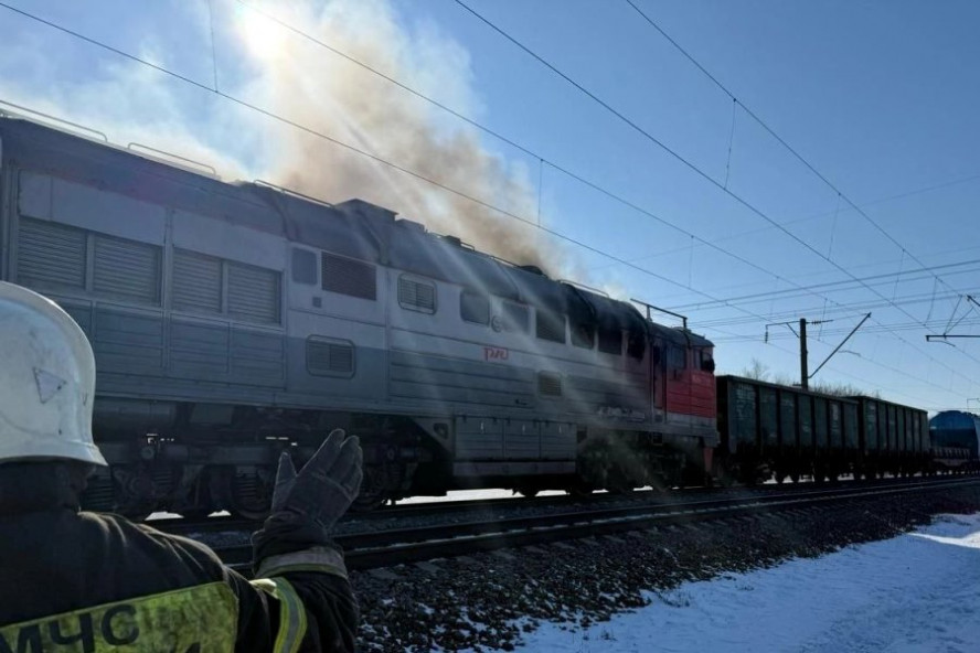 В Петровском округе загорелся тепловоз грузового поезда