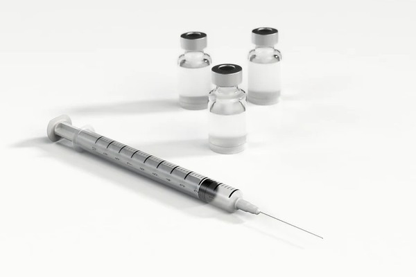 Россиянам разрешат выбрать между импортной и отечественной COVID-вакциной