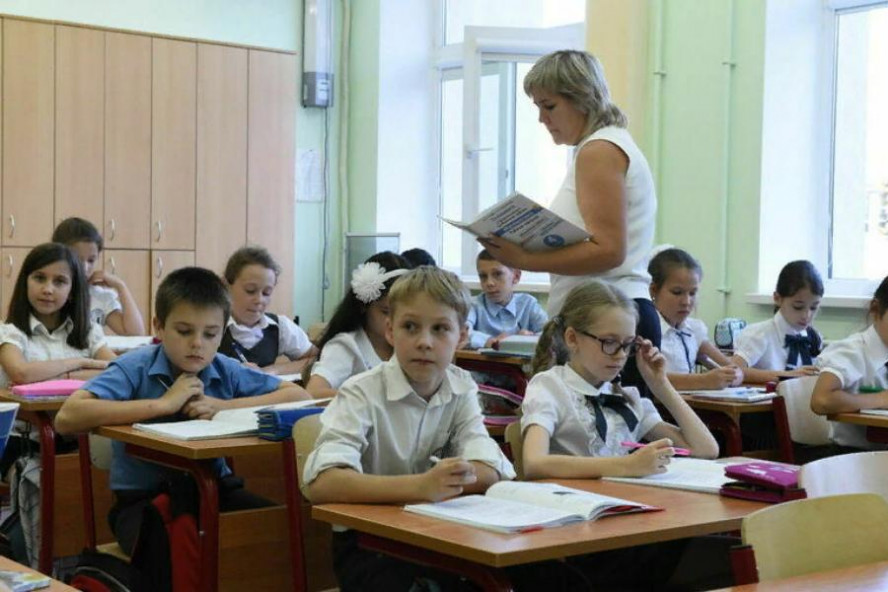 Выплаты по программе "Земский учитель" предложили увеличить до 1,5 млн рублей