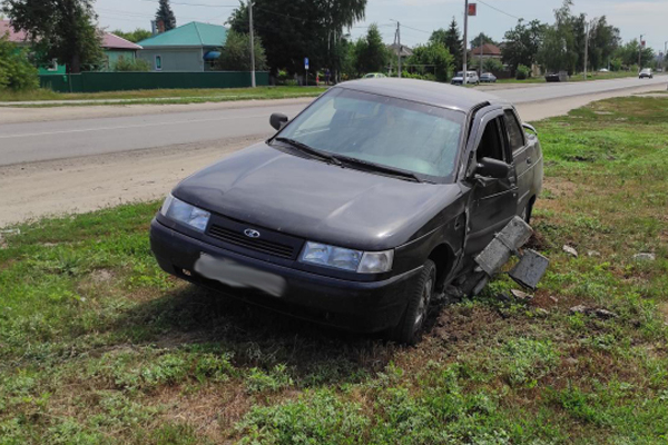 В Жердевке начинающий водитель сбил пешехода и протаранил бетонный столб