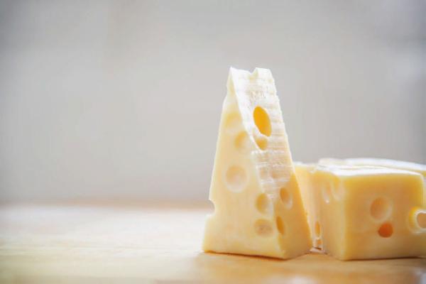 В Комбинат школьного питания под видом твёрдого сыра поставляли сырный продукт