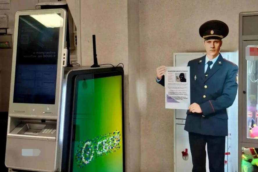 В Тамбове из гипермаркета украли ростовую фигуру полицейского