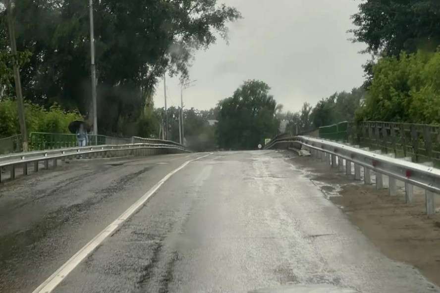 В Моршанске по требованию прокуратуры на дороге установили пешеходное ограждение