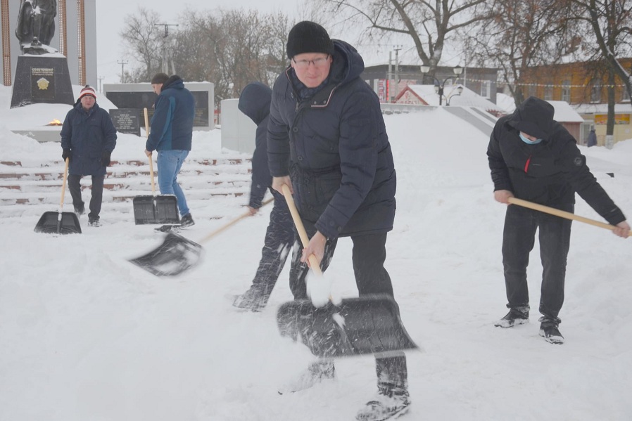 Сотрудники администрации Рассказово расчистили от снега центральный сквер 