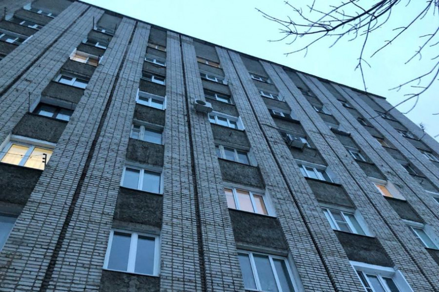 В Мичуринске под окнами многоэтажки обнаружено тело 47-летней женщины