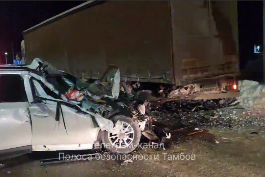 В Тамбовском округе "Тойота" врезалась в грузовик: есть жертвы