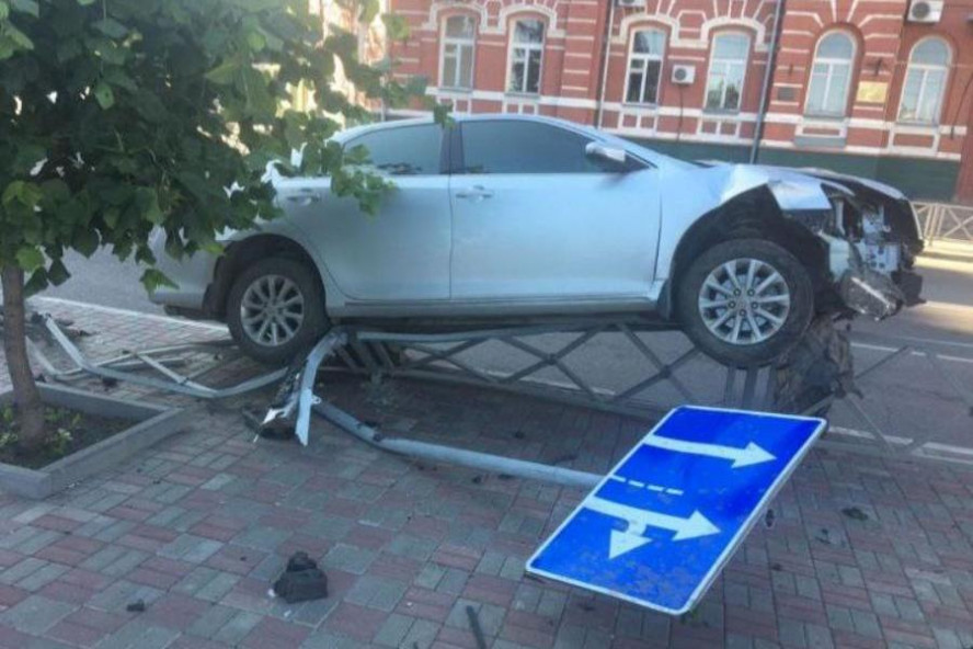 В центре Тамбова водитель на "Камри" потерял сознание и заехал на ограждение