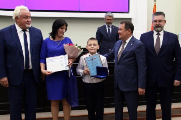 В Тамбове наградили 9-летнего мальчика и 12-летнюю девочку за спасение младших братьев и сестер