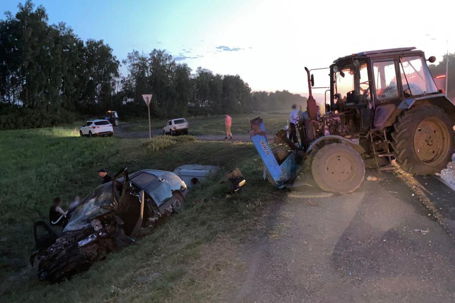 В Тамбовском районе при столкновении трактора и легковушки погиб парень, еще двое в больнице
