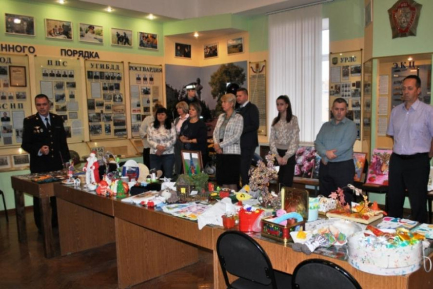 В региональном УМВД России открыли выставку декоративно-прикладного творчества